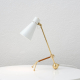 Stolná lampa Tapio, mosadz / biela